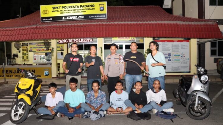 Enam orang terduga pembacokan siswa SMKN 1 Padang. (IST)