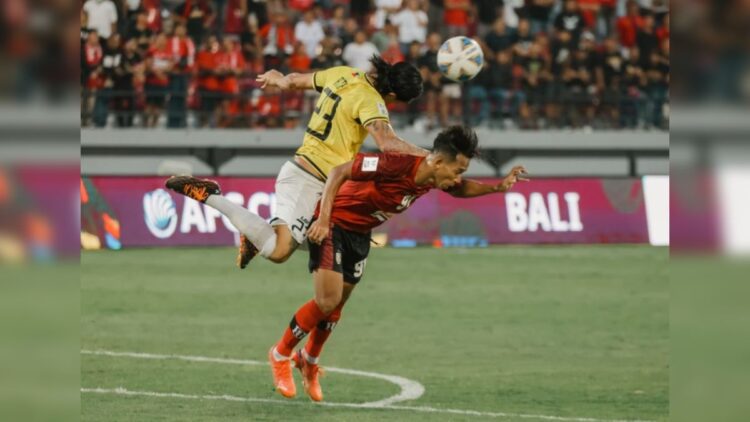 Pemain Bali United berebut bola dengan pemain Kaya FC.