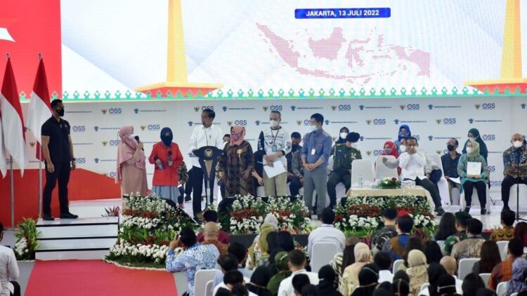 Presiden Jokowi Dorong Pelaku UMKM Manfaatkan Platform Daring untuk Dongkrak Omzet 1 Presiden Jokowi dalam acara pemberian NIB bagi pelaku UMK perseorangan, Rabu (13/07/2022), di Gedung Olahraga Nanggala Kopassus, Jaktim. (Foto: Humas Setkab/Jay)