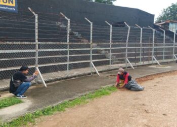 Kondisi kawat pembatas di Stadion GHAS yang sudah rusak. (dok. Radarsumbar)