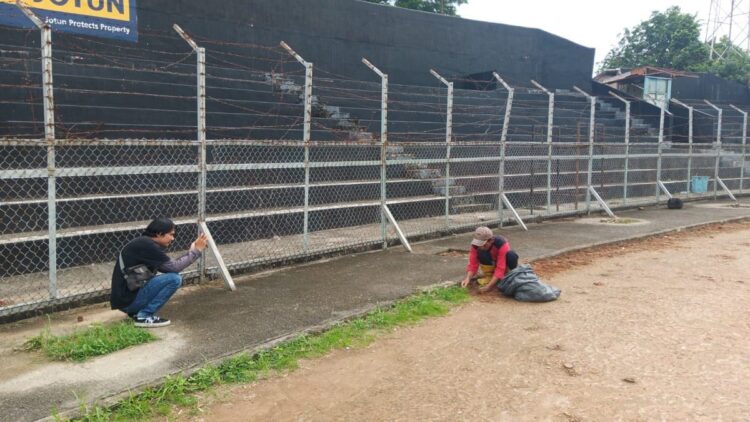 Andre Rosiade Soroti Kawat Pembatas Stadion Haji Agus Salim, Desak Renovasi untuk Musim 2025/26 1 Kondisi kawat pembatas di Stadion GHAS yang sudah rusak. (dok. Radarsumbar)