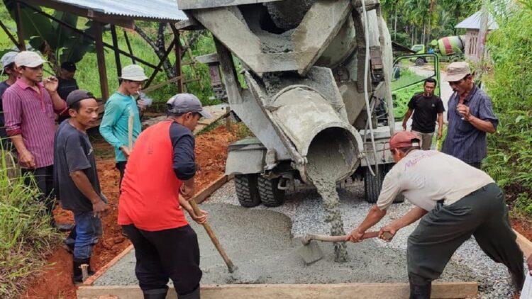Pembetonan jalan dibantu Semen Padang di Batu Gadang.