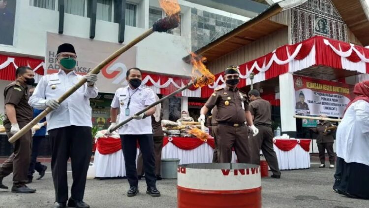 Pemusnahan barang bukti di Kejari Bukittinggi. (Antara)