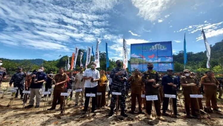 Gandeng Lantamal II, Semen Padang Tanam Ribuan Batang Mangrove di Sungai Pinang 1 Danlatamal II Padang Laksamana Pertama Endra Sulistiyono (empat dari kiri), bersama Direktur Utama PT Semen Padang Asri Mukhtar (tiga dari kiri) bersama pemangku kepentingan terkait melakukan penanaman mangrove di Sungai Pinang, Kabupaten Pesisir Selatan, Selasa. (Antara/Ikhwan Wahyudi)