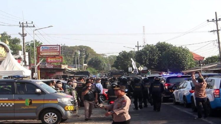 Mendapat Perlawanan, Anggota Polisi Terluka saat Jemput Paksa DPO Cabul Anak Kiai Jombang 1 Situasi di lokasi (Foto: Enggran Eko Budianto/detikJatim)