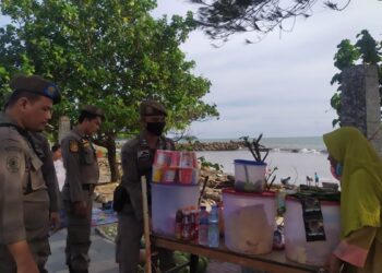 Penertiban PKL di Pantai Padang.