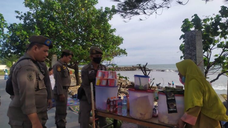Penertiban PKL di Pantai Padang.