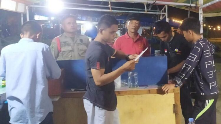 Masih Membandel, Satpol PP Padang Beri Surat Peringatan ke Puluhan PKL di Muaro Lasak 1 Satpol PP Padang memeriksa para PKL yang masih membandel berjualan di kawasan Muaro Lasak, Pantai Padang.
