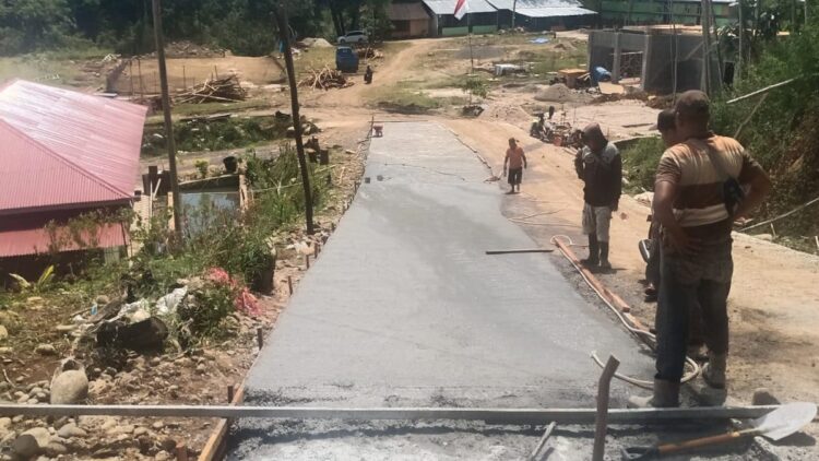 PT Semen Padang melalui program TJSL melakukan pengecoran jalan menuju Pondok Pesantren (Ponpes) Darul Ulum di Aia Pacah, Kecamatan Koto Tangah, Kota Padang, sepanjang 620 meter dengan lebar 4 meter.