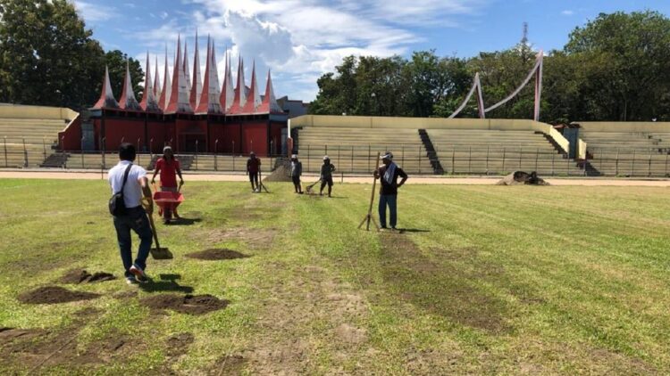Pengerjaan lapangan Stadion GHAS. (Semen Padang FC)
