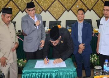 Pengesahan Raperda jadi Perda di DPRD Kota Padang.