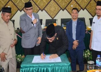 DPRD Padang Sahkan Ranperda Penyelenggaraan Transportasi Darat Menjadi Perda