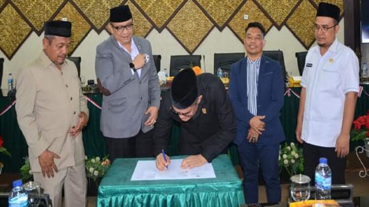 Pengesahan Raperda jadi Perda di DPRD Kota Padang.