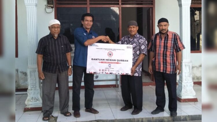 Penyerahan sapi kurban Semen Padang kepada KAN Luki.