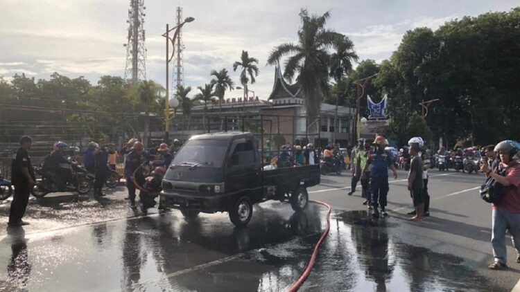 Satu Unit Pikap Terbakar di Jalan Protokol Kota Padang, Api dari Bagian Mesin 1 Mobil pikap terbakar di Jalan Protokol Kota Padang, tepatnya di depan RM Sederhana.
