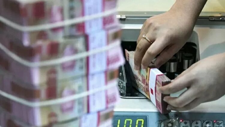 Ilustrasi: Petugas teller sedang menghitung rupiah melalui mesin penghitung uang (ANTARA FOTO)