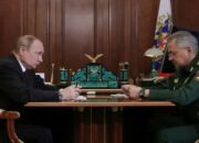 Ekonomi Rusia Diserang, Putin Tantang Barat di Medan Perang