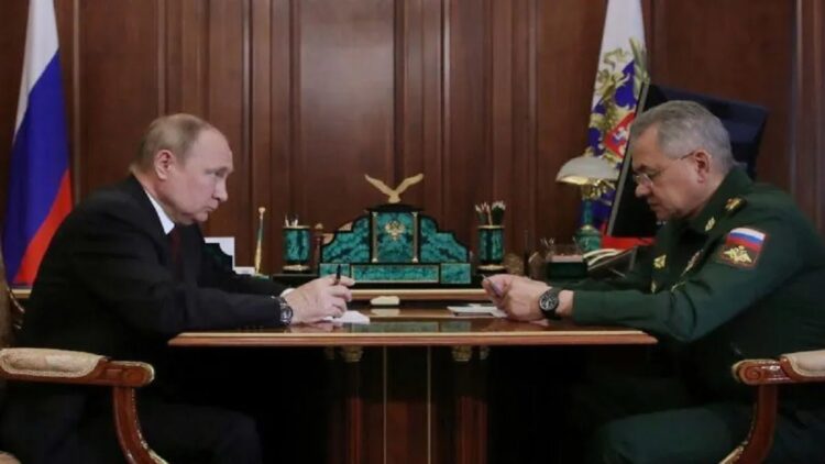 Presiden Rusia Vladimir Putin di tengah pertemuan dengan Menteri Pertahanan Sergei Shoigu di Moskow, Rusia, Senin. (4/7/2022) (Sputnik/Mikhail Klimentyev/Kremlin/mca)