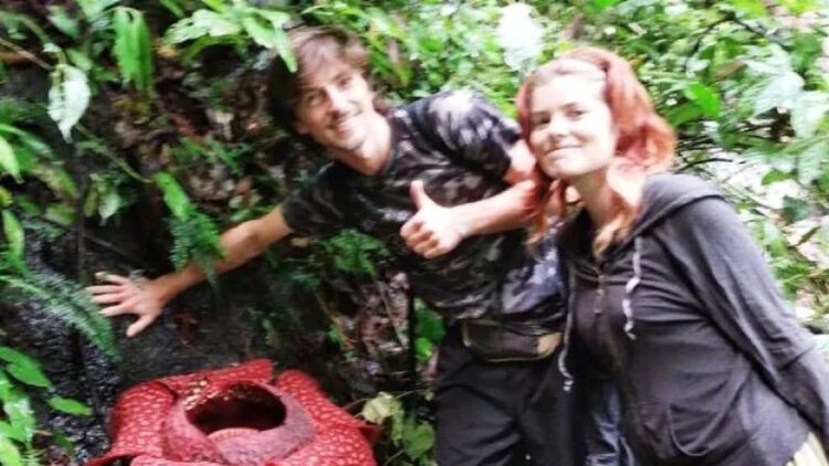 Bunga Rafflesia Arnoldii Ditemukan Mekar di Halaman Rumah Warga di Agam 1 Wisatawan mancanegara berfoto dekat bunga rafflesia. (ANTARA/HO)
