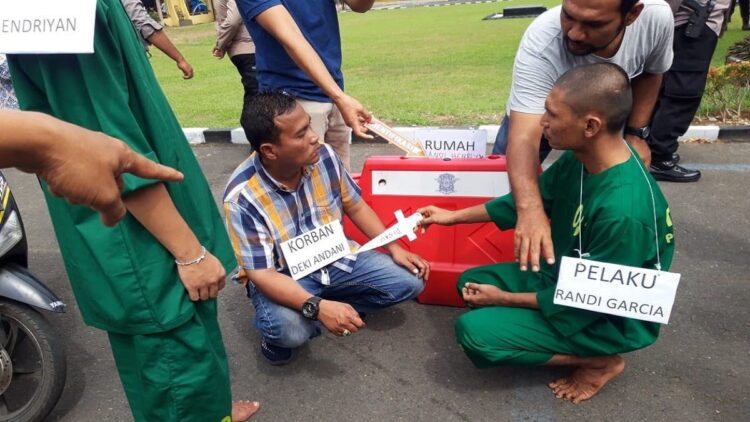 Rekonstruksi penganiayaan berujung pembunuhan di Kuranji digelar Polresta Padang, Jumat siang.