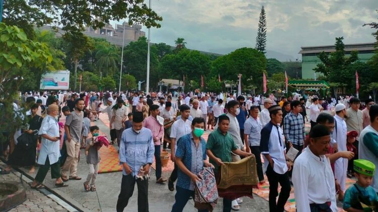 Pelaksanaan Salat Adha 1443 H di Plaza Kantor Pusat PT Semen Padang, Minggu.