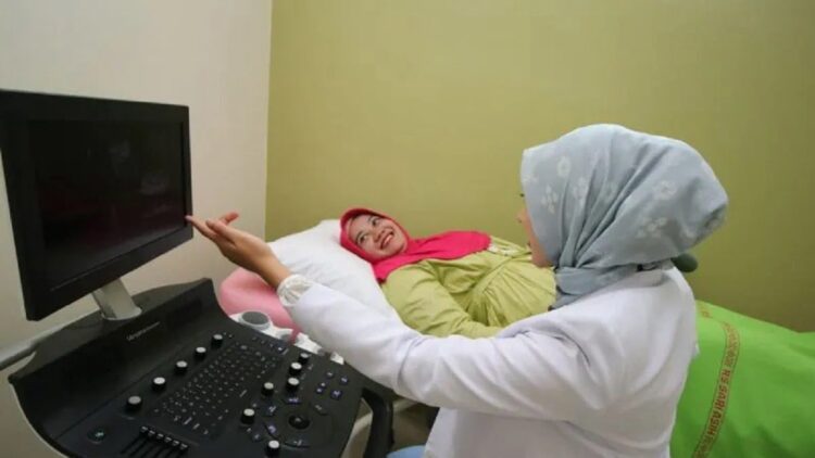 Seorang pasien sedang memeriksa kesehatan calon bayi di RS Sari Asih Tangerang. (ANTARA)