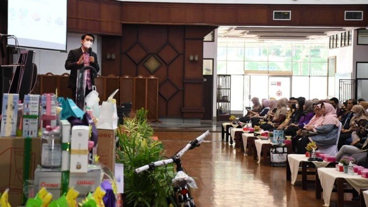 Seminar 'Langkah Bijak Pilah Sampah', Semen Padang Kenalkan Aplikasi Nabuang Sarok 1 M. Bijaksana Junerosano, yang merupakan Managing Director Waste4Change sekaligus Inisiator dan Penasihat Bergerak untuk #IndonesiaBersih #BebasSampah, memaparkan mareri tentang pengelolaan sampah di seminar Langkah Bijak Pilah Sampah yang digelar di GSG Semen Padang, Kamis (7/7/2022).
