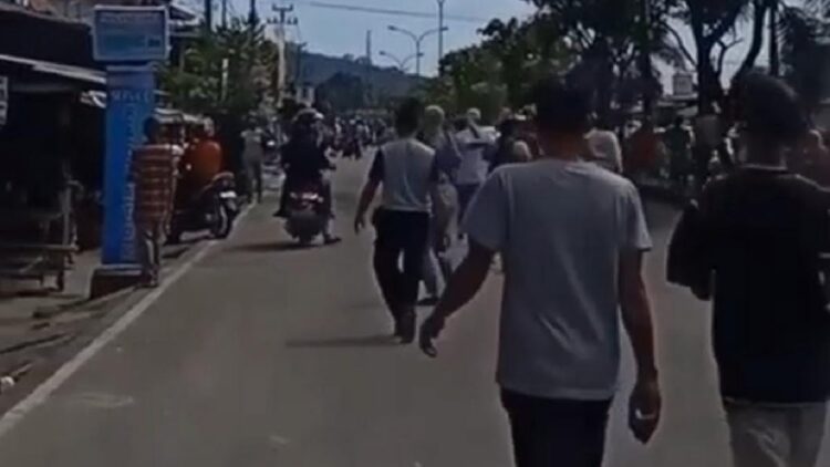 Tawuran di Lapangan Sepakbola Cengkeh Padang, Pelajar Sempat Melempari Polisi 1 Tawuran pelajar di jalan Padang-Solok, tepatnya di lapangan sepakbola Cengkeh.