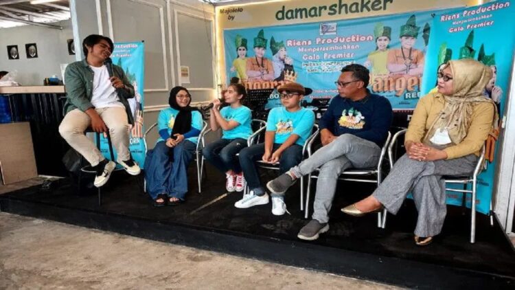 Produser, sutradara dan pemain film Pangeran Reborn pada jumpa pers di Padang, Sabtu (Antara/Ikhwan Wahyudi)