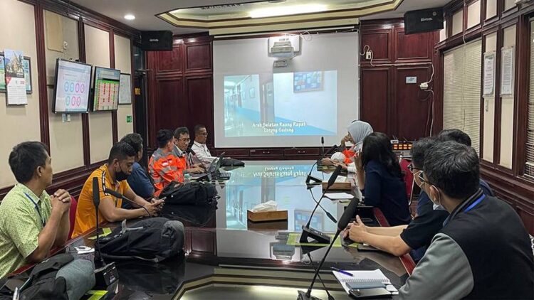 Direktur Operasi PT Semen Padang Indrieffouny Indra dan staf ketika menerima tim dari PT Solusi Bangun Indonesia (SBI) yang melakukan benchmarking dan sharing knowledge di PT Semen Padang, Rabu (20/07/2022).