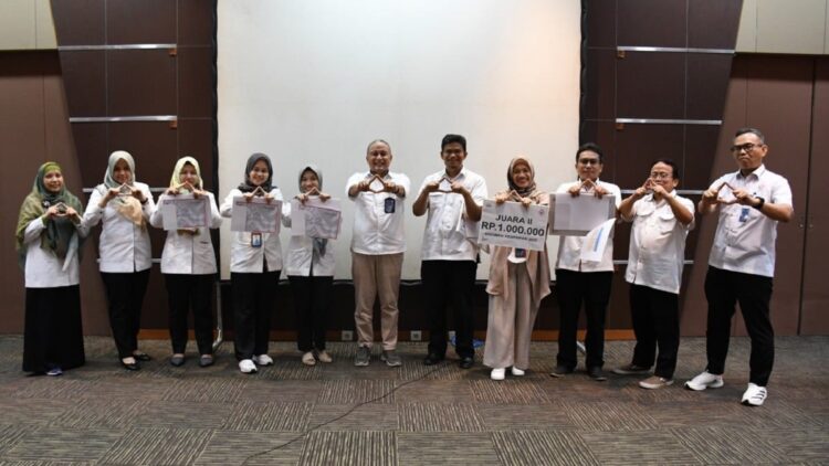 Pemenang assesment kearsipan PT Semen Padang usai menerima penghargaan.