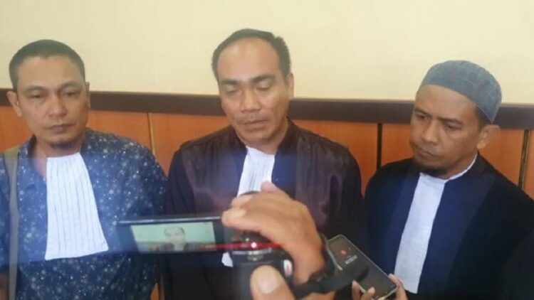 Eksepsi Terdakwa Kasus Dugaan Korupsi KONI Padang, Nama Mahyeldi Disebut Lebih dari Lima Kali 1 Tim kuasa hukum Abien saat memberi keterangan pers kepada wartawan.