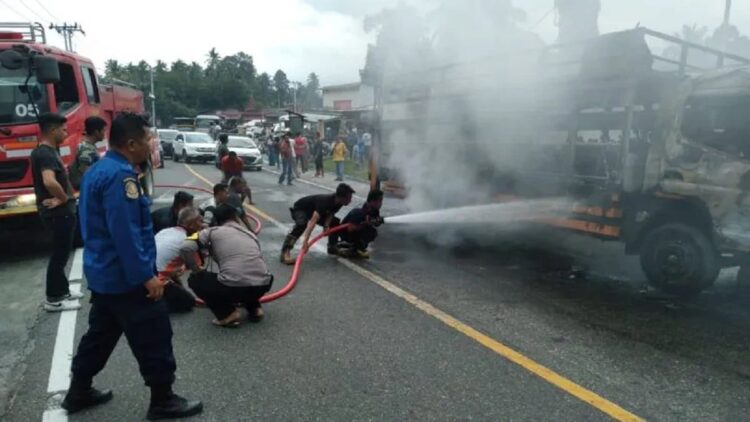 Bawa 12 Unit Motor, Truk Ekspedisi Terbakar di Jalan Lintas Padang Pariaman 1 Pemadam Kebakaran Kabupaten Padang Pariaman, Sumbar yang dibantu oleh kepolisian dan warga setempat membantu memadamkan api. (ANTARA/HO-Polsek 2x11 Enam Lingkung)