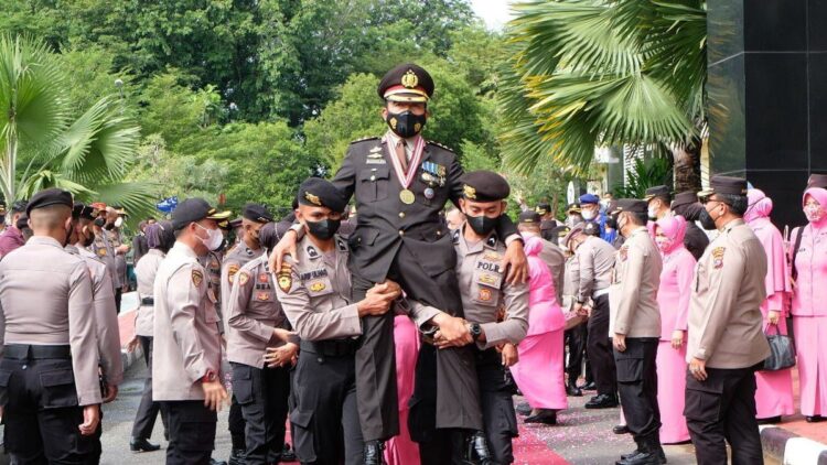 Wisuda purnabakti di Mapolda Sumbar.