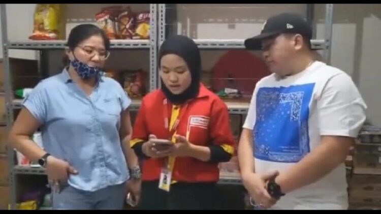 Viral video karyawan Alfamart di Sampora, Cisauk, Tangerang Selatan meminta maaf kepada ibu-ibu pengemudi Mercy yang terpergok karena diduga mencuri cokelat. (Foto: Twitter)