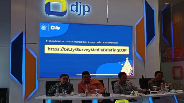 Berkaitan dengan Penanganan COVID-19, Pemerintah Perpanjang Insentif Pajak 1 Direktur Potensi, Kepatuhan, dan Penerimaan Direktorat Jenderal Pajak (DJP) Ihsan Priyawibawa (kedua dari kanan) dalam Media Briefing di Jakarta, Selasa (2/8/2022). ANTARA/Sanya Dinda