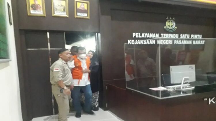 Kejaksaan Negeri Pasaman Barat menahan dua orang tersangka dugaan kasus korupsi pembangunan RSUD pada tahun anggaran 2018-2020, Kamis (4-8-2022). ANTARA/Altas Maula