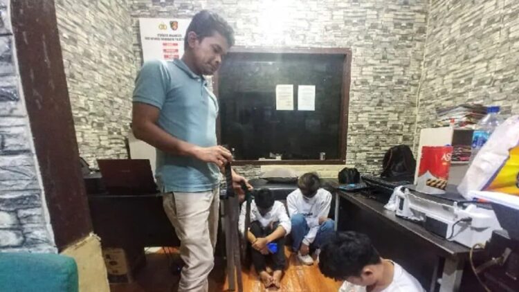 Empat remaja beserta dua bilah senjata tajam diamankan di Kantor Polresta Padang, pada Minggu (7/8/2022) pagi. (ANTARA/FathulAbdi)