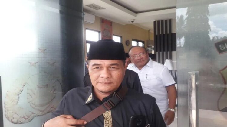 Pengurus Kerapatan Adat Nagari Pasaman Barat membuat laporan ke Polres Pasaman Barat terkait dugaan pemalsuan surat Badan Koordinasi Kerapatan Adat Nagari setempat. (Antara/Altas Maulana)