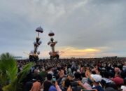 Ratusan Ribu Wisatawan Tumpah Ruah saat Dua Tabuik Dibuang ke Laut Pariaman