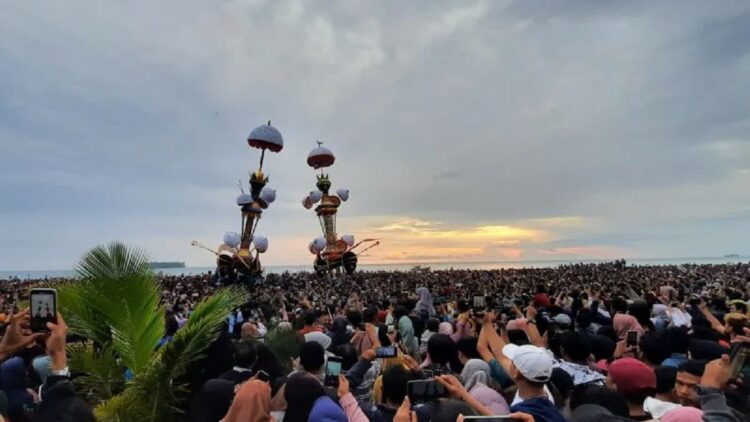 Dua Tabuik yaitu berupa manara yang terbuat dari kayu setinggi belasan meter dibuang ke laut pada Pesona Budaya Hoyak Tabuik Piaman 2022 yang dilaksanakan di Kota Pariaman, Sumatera Barat.  (ANTARA/Aadiaat M. S.)