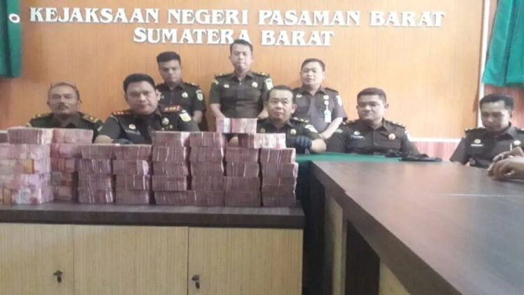 Kejaksaan Negeri Pasaman Barat menyelamatkan uang suap gratifikasi penentuan pemenang pembangunan RSUD tahun anggaran 2018-2020 senilai Rp3,8 miliar dari salah seorang tersangka, Selasa. (Antara/Altas Maulana).