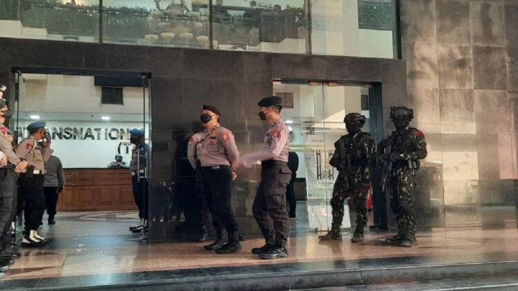 Sejumlah petugas Provost dan Brimob Polri berjaga di depan Gedung TNCC Divisi Propam Mabes Polri, Jakarta, Kamis (25-8-2022). ANTARA/Laily Rahmawaty