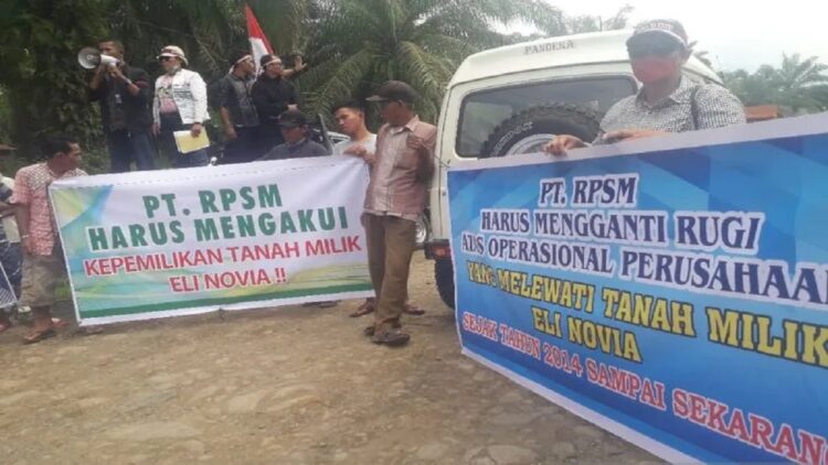 Keluarga Eli Novia di Kinali Kabupaten Pasaman Barat, Sumbar melakukan aksi penegasan hak atas tanah yang digunakan jalan oleh pihak pabrik sawit PT RPSM dengan memblokade jalan. (ANTARA/Altas Maulana)