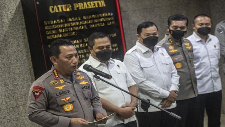 Kapolri Jenderal Pol. Listyo Sigit Prabowo memberikan keterangan pers kepada wartawan di Mabes Polri, Jakarta, Kamis (4/8/2022). (ANTARA/Laily Rahmawaty)