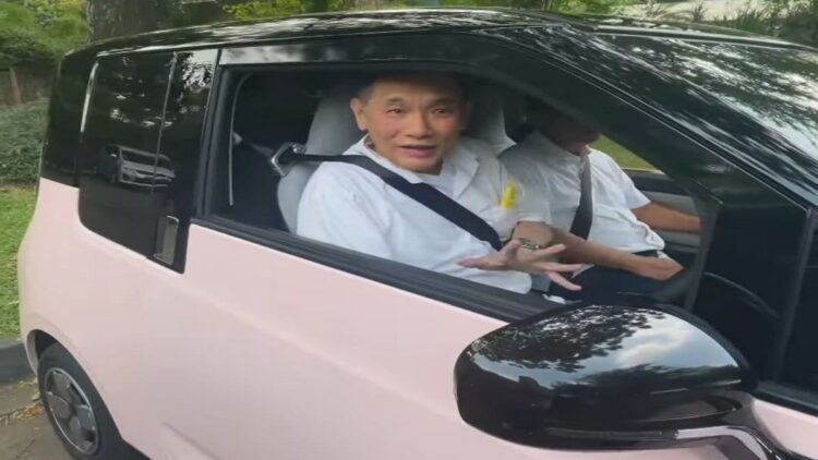 Jual Rolls-Royce, Bos Jalan Tol Jusuf Hamka Borong Puluhan Mobil Listrik 1 Yusuf Hamka saat menjajal mobil listrik Wuling Air ev. (net)