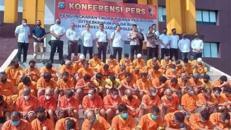Polda Riau mengamankan 78 tersangka kasus perjudian saat pengungkapan di Mapolda Riau. (ANTARA/Annisa Firdausi)