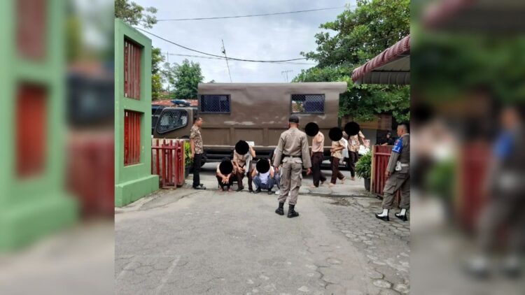 Satpol PP Padang membawa pelajar yang terjaring saat bolos jam pelajaran ke Mako Satpol PP. (IST)