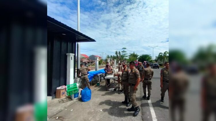 Aparat Satpol PP Padang melakukan pengawasan terhadap sejumlah PKL yang masih berjualan menggunakan fasum. (IST)