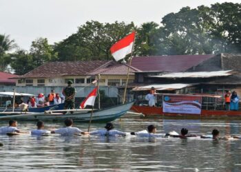 Menarik! Pokdarwis Gunung Padang Gelar Upacara HUT RI ke-77 di Atas Sampan